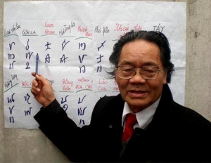 Do Van Xuyen explains the ancient Vietnamese scripts