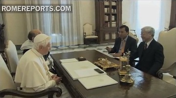 Pope Benedict XVI meets with VCP's GS Nguyen Phu Trong. Photo by RomeReports.com.