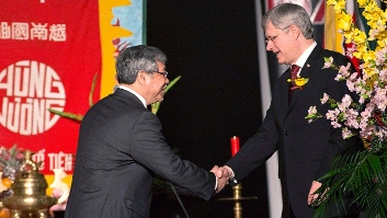 Vietnamese-Canadian Senator Thanh Hai Ngo and PM Stephen Harper.