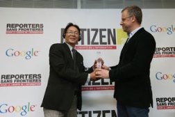 Hyunh Ngoc Chenh receiving the Netizen award