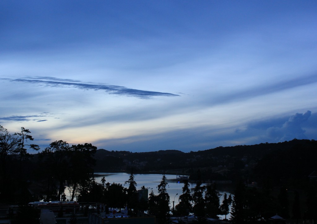 Cảnh hồ Xuân Hương lúc mặt trời mọc - Sunrise over the lake. Photo: Anvi Hoàng.