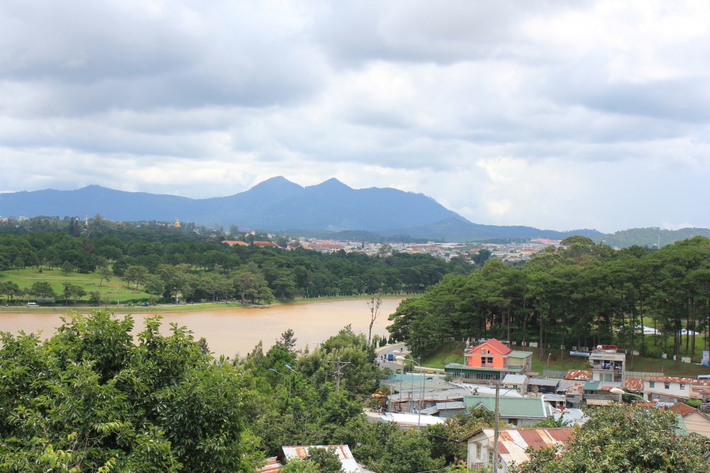 Cảnh hồ Xuân Hương và đồi núi Đà Lạt nhìn từ nhà hàng - View of the lake and the city from the restaurant balcony. Photo: Anvi Hoàng.