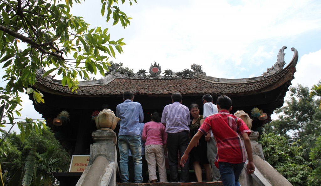 Chen chân ở Chùa Một Cột, Hà Nội / The crowd at One Pillar pagoda, Hà Nội. Photo: Anvi Hoàng 