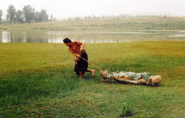 Cam drags her master’s wooden statue of his dead fiancé to dump into the river. Cam is a brilliant new character to counterpart the idea of Woman in Nguyễn Tuân’s original story