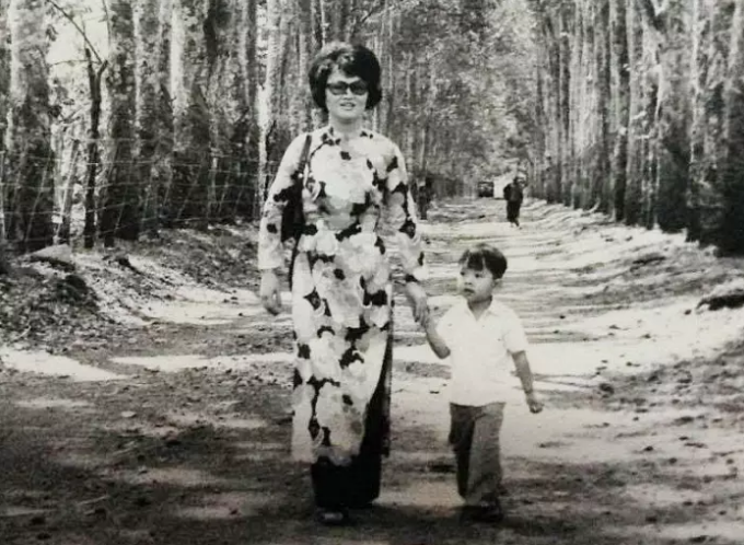 Viet Thanh Nguyen and his mother in Ban Me Thuot in 1973.