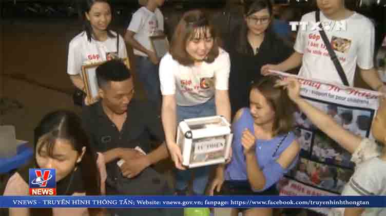 Tran Phuong Anh and volunteers raise money for those who cannot afford medical expenses