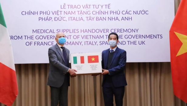 Vietnam donates masks to EU